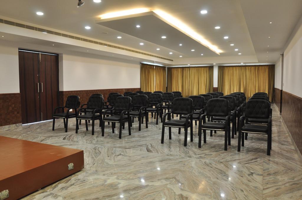 King Paradise Hotel Tiruchirappalli Bagian luar foto