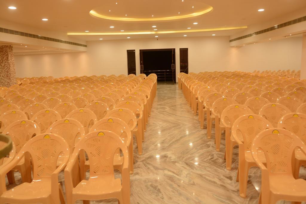 King Paradise Hotel Tiruchirappalli Bagian luar foto