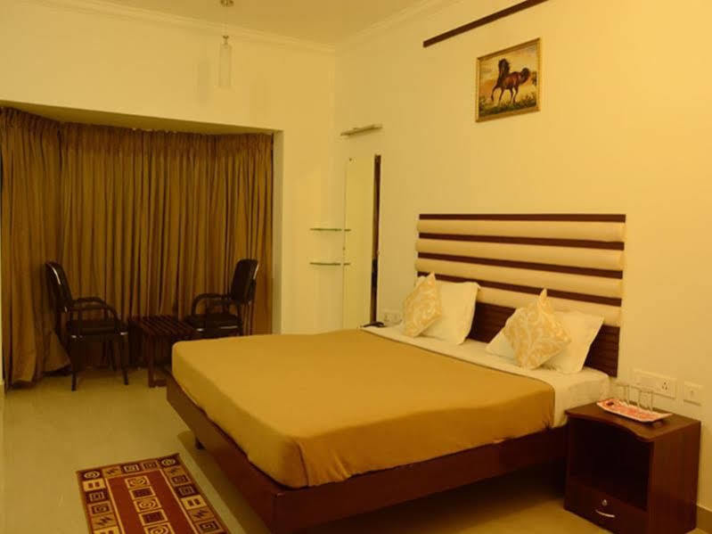 King Paradise Hotel Tiruchirappalli Bagian luar foto